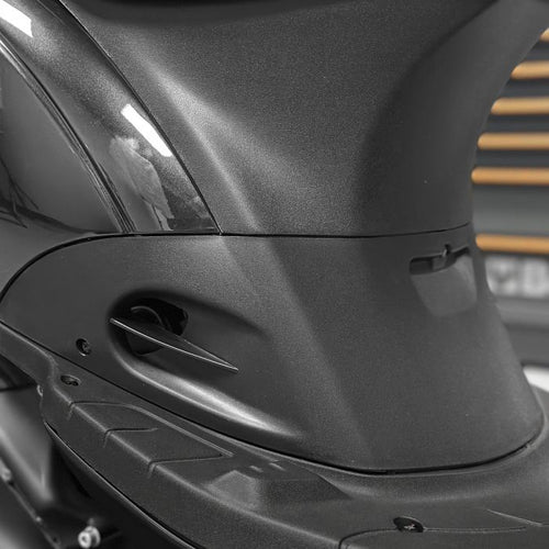 Capot moteur Piaggio Zip SP H2O noir, dessous et bouchon de bougie zip sp , zip 2000 , zip 4T